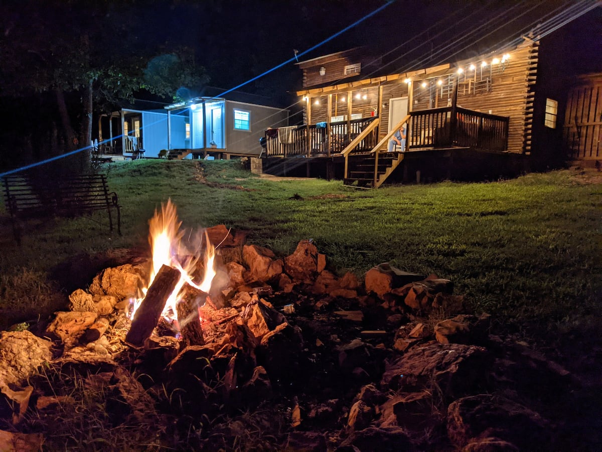 The Big Cabin in MAMMOTH SPRING